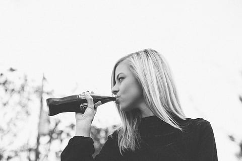 fotografia a escala de grisos, dona, suèter bevent coca-cola, ampolla, durant el dia, escala de grisos, fotografia, suèter, beure, coca-cola, dones, gent, una persona, femelles, blanc i negre, ètnia caucàsica, cabell ros, a l'aire lliure, adult jove, bonic, adult, bellesa, una sola dona, només dones, gent maca, cabell, retrat, dones joves, tirada al cap, cabell llarg, dona guapa, estils de vida, pentinat, activitat d'oci, celebració, mirant, persones reals, contemplació, 720P, CC0, domini públic, lliure de regalies