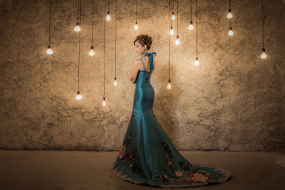 de peu, dona, portar, verd, sense mànigues, llarg, vestit, llum, decoració, rústic, núvia, elegant, xinès, cheongsam de cua de peix, casament, vista posterior, moda, roba, una persona, dones, dona guapa, bellesa, adult jove, longitud completa, adult, a l'interior, glamour, equips d’il·luminació, elegància, il·luminat, dones joves, vista lateral, gent maca, vestit de nit, pentinat, contemplació, 5K