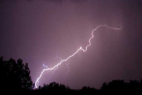 llamps, raig, flaix, tempesta, naturalesa, pluja, cel, potent, nit, dramàtica, pern, temps, poder a la natura, perill, núvol - cel, poder, bellesa a la natura, núvol de tempesta, cel dramàtic, signe, llamps bifurcats, cap gent, electricitat, silueta, senyal d'advertència, comunicació, a l'aire lliure, fosc, meteorologia, porpra, ominós, Font d'alimentació, 2K, CC0, domini públic, lliure de regalies
