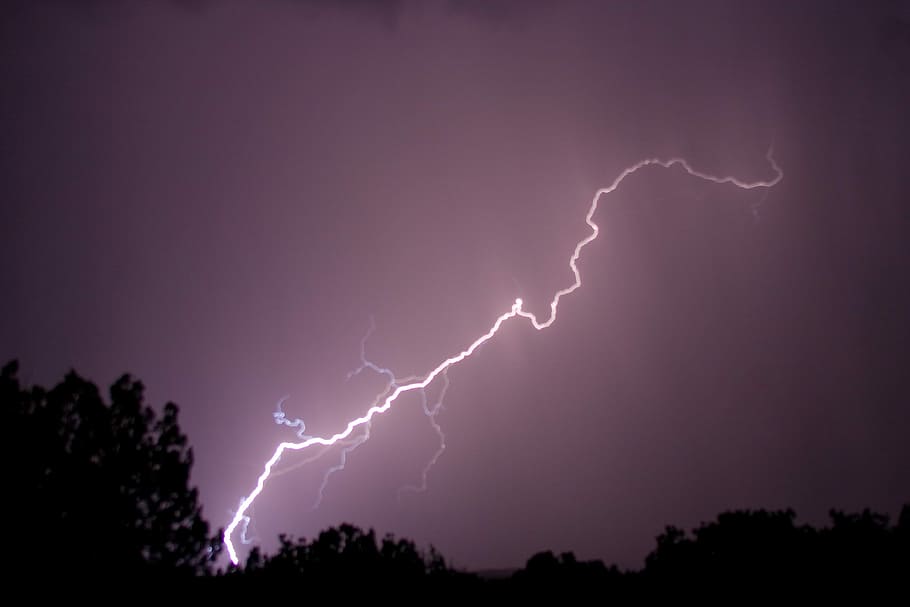 llamps, raig, flaix, tempesta, naturalesa, pluja, cel, potent, nit, dramàtica, pern, temps, poder a la natura, perill, núvol - cel, poder, bellesa a la natura, núvol de tempesta, cel dramàtic, signe, llamps bifurcats, cap gent, electricitat, silueta, senyal d'advertència, comunicació, a l'aire lliure, fosc, meteorologia, porpra, ominós, Font d'alimentació, 2K