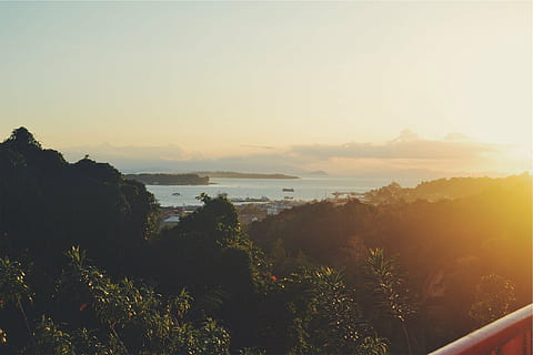 aèria, vista, verd, fulles, arbres, muntanya, rang, a prop, oceà, clar, blau, cel, taronja, posta de sol, paisatge, mar, aigua, embarcacions, vaixells, muntanyes, turons, naturalesa, cap gent, a l'aire lliure, ciutat, paisatge urbà, arquitectura, escenics - natura, bellesa a la natura, tranquil·litat, escena tranquil·la, planta, arbre, còpia espai, llum solar, idíl·lic, platja, terra, creixement, 1080P, CC0, domini públic, lliure de regalies
