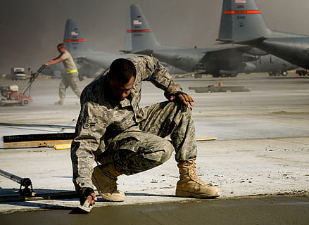 uomo che tiene raschietto, costruzione, cemento, lavoro, calcestruzzo, lavoratori, struttura, liscio, finire, cazzuola, posto, muratore, militare, forze armate, lunghezza intera, esercito, governo, soldato dell'esercito, veicolo aereo, capi di abbigliamento, persone reali, uniforme militare, giorno, persone, uniforme, mezzi di trasporto, aereo, occupazione, uomini, aeroporto, modo di trasporto, 2K, CC0, dominio pubblico, privo di copyright