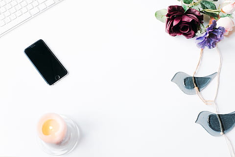 Foto, gestylt, iphone, Konzepte und Ideen, Objekte, Computer, Weiß, keine Leute, Nahansicht, Blume, weißer Hintergrund, direkt darüber, drinnen, blühende Pflanze, Pflanze, Rose, Schönheit in der Natur, High Angle View, Technologie, Natur, kopieren sie platz, Studioaufnahme, Tabelle, weiße Farbe, Frische, Verbindung, Blumenschmuck, 4K, CC0, gemeinfrei, lizenzfrei