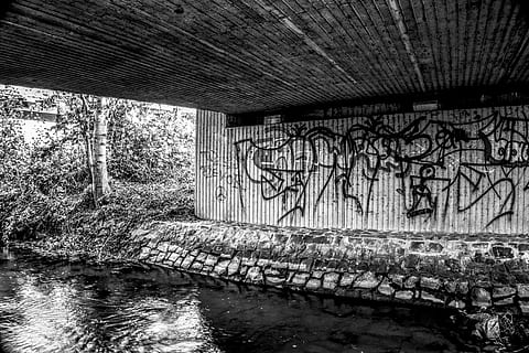 graffiti, Ściana, sztuka, kreatywność, farba fasadowa, opryskiwacz, obraz, graficzny, fresk, Sztuka uliczna, most, rzeka, zatoczka, woda, kontrast, czarny biały, architektura, żadnych ludzi, zbudowana struktura, dzień, funkcja budowy ścian, Natura, most - struktura stworzona przez człowieka, połączenie, tekst, na dworze, nabrzeże, stary, opuszczony, wyblakły, niechlujny, kolumna architektoniczna, 5K, CC0, domena publiczna, darmowe zdjęcia