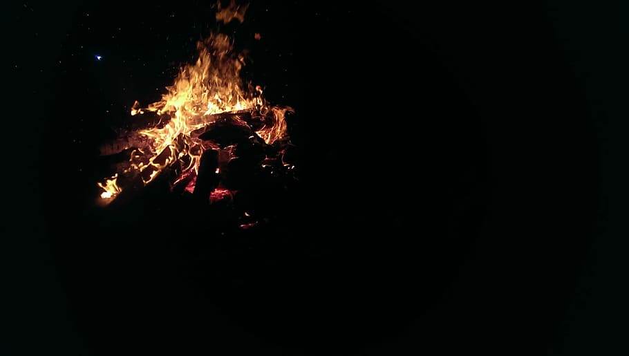 oplyste bål, mørk, nat, ild, flamme, bål, hed, lys, Brænde, brænding, varme - temperatur, ingen mennesker, fest, udendørs, belyst, kunstkultur og underholdning, bevægelse, glødende, brand - naturligt fænomen, begivenhed, kopiere plads, fyrværkeri, natur, lang eksponering, 2K