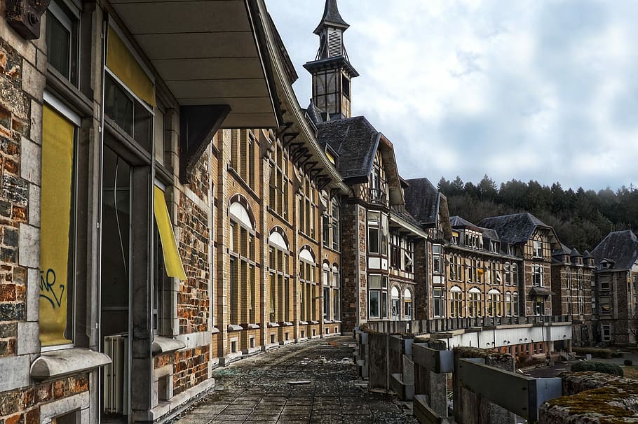 architektura, starý, budova, fasáda, nebe, okno, mraky, staré okno, ornament, ozdoby, terasa, sanatorium, nemocnice, ztracená místa, zanechat, opustit, opuštěný, věž, pforphoto, zlomený, exteriér budovy, stavba, město, Dějiny, den, minulost, rezidenční čtvrti, nikdo, Příroda, mrak - nebe, ulice, venku, cesta vpřed, destinace, řadový dům, 4K