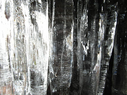 istap, is, isnende, kold, frost, frost-, organ, stalaktitter, afhænge af, klar, dryppe, vinter, Frosset, naturligt vand, natur, element, sæsoner, glimte, solrig, lys, helvede, ingen mennesker, baggrunde, tekstureret, fuld ramme, mønster, indendørs, dag, tæt på, bygget struktur, solid, arkitektur, krystal, klippe, træ - materiale, abstrakt, ru, træstamme, gammel, 4K, CC0, offentligt domæne, royaltyfrie