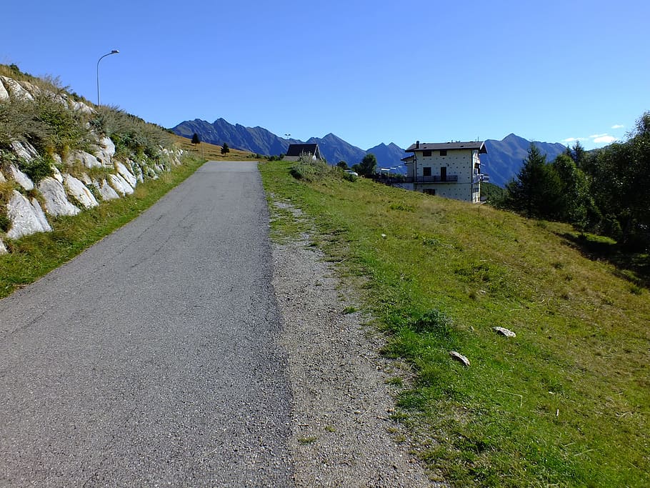 las, góry, jeziora, chmury, niebo, Góra, niebieski, Droga, droga naprzód, transport, żadnych ludzi, trawa, na dworze, kierunek, zbudowana struktura, Natura, architektura, na zewnątrz budynku, roślina, chodnik, czyste Niebo, malejąca perspektywa, wylądować, krajobraz, budynek, pasmo górskie, 2K