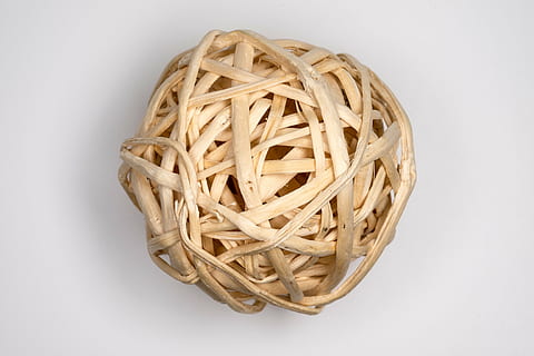 bola de rattan bege, tecelagem, padrões, fio, confusão, enigma, segredo, emaranhado, tricô, entrelaçamento, diretamente acima, complexidade, ninguém, dentro de casa, fechar-se, fundo branco, dia, tiro do estúdio, comida e bebida, Cortar fora, Comida, frescura, criatividade, comida italiana, massa, arte e Artesanato, Alimentação saudável, entrelaçado, recipiente, ainda vida, visão de alto ângulo, madeira - material, espaguete, 4K, CC0, domínio público, royalty free