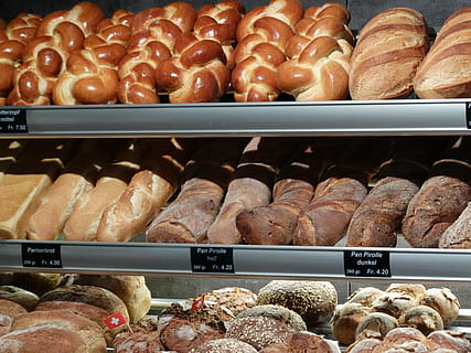 bageri, husholdningsmaskiner, Skærm, friturestegt, mad, Brun, crusty, detail, mad og drikke, butik, valg, variation, friskhed, stor gruppe af objekter, til salg, brød, detailvisning, i en række, indendørs, bagt, arrangement, overflod, hylde, stilleben, salg, bestille, ingen mennesker, fransk mad, forbrugerisme, skærmskab, 5K, CC0, offentligt domæne, royaltyfrie