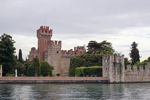 castell, històricament, major, edifici, arquitectura, bardolino, aigua, torre, llac, paret, fortalesa, llocs d'interès, garda, Itàlia, edat mitjana, mediterrani, fort, lloc famós, història, europa, medieval, arbre, exterior de l'edifici, estructura construïda, destinacions de viatge, el passat, planta, naturalesa, cel, viatjar, cap gent, ciutat, turisme, núvol - cel, a l'aire lliure, 4K, CC0, domini públic, lliure de regalies