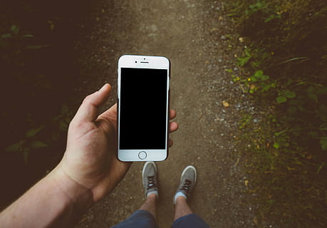 persoană, deținere, argint iphone 6, negru, caz, întoarse, argint, iphone 6, uman, palmier, telefon, cale, mână, mers pe jos, iPhone, telefon mobil, telefon inteligent, tehnologie, în aer liber, umană, tehnologia fără fir, oameni, o persoana, comunicare, bărbați, ecran tactil, echipament, emoționant, Internet, dispozitiv portabil de informații, partea corpului uman, ecran, conexiune, perspectivă personală, folosind telefonul, parte a corpului, ecranul dispozitivului, echipamente de telecomunicații, deget, 4K, CC0, domeniu public, fără drepturi de autor