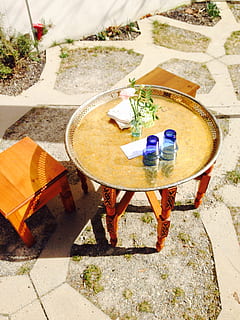 spa, descans, taula, hammam, vista d’angle alt, dia, naturalesa, planta, a l'aire lliure, llum solar, contenidor, seient, cap gent, material de fusta, refresc, beure, planta en test, natura morta, cadira, sendera, aigua, davant o pati del darrere, 2K, CC0, domini públic, lliure de regalies