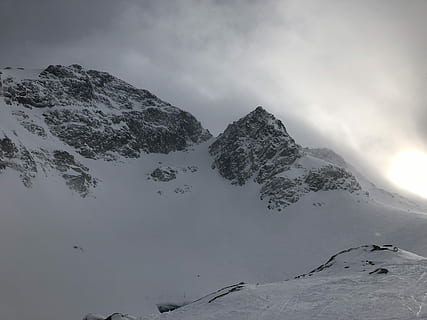 Schnee, bedeckt, Berg, wolkig, Himmel, tagsüber, eisig, Cumulus-Nimbus-Wolken, Gebirge, Wolke, Winter, kalte Temperatur, Schönheit in der Natur, Szenen - Natur, wolke - himmel, Ruhe, ruhige Szene, schneebedeckter Berg, Nicht-städtische Szene, Natur, keine Leute, idyllisch, weiße Farbe, Rock, Abdeckung, extremes Wetter, Formation, Gipfel, 4K, CC0, gemeinfrei, lizenzfrei