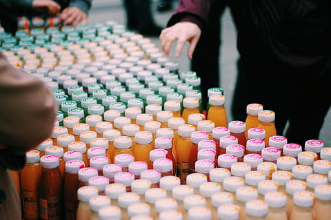 diverse flessen, fles voor personen, fles, flesdop, deksel, sap, winkel, grote groep objecten, in een rij, binnenshuis, midsection, arrangement, een persoon, keuze, overvloed, multi gekleurd, hand-, volwassen, menselijke hand, bestellen, menselijk lichaamsdeel, gezondheidszorg en medicijnen, variatie, detailopname, incidentele mensen, vrouw, 1080P, CC0, publiek domein, royaltyvrij