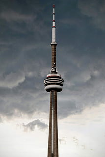 marró, blanc, agulla espacial, gris, núvols, durant el dia, espai blanc, torre, torre de comunicacions, torre de televisió - berlin, cel, lloc famós, arquitectura, alexanderplatz, núvol - cel, blau, estructura construïda, Berlín, escena urbana, exterior de l'edifici, alta - alta, columna arquitectònica, vista d’angle baix, naturalesa, comunicació, cap gent, dia, turisme, viatjar, destinacions de viatge, tecnologia, ciutat, edifici, a l'aire lliure, fletxa, comunicacions globals, gratacels, exterior d’edifici d’oficines, 2K, CC0, domini públic, lliure de regalies