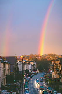cielo, arcobaleno, tramonto, città, costruzione, luci, strada, auto, veicolo, parcheggio, albero, esterno dell'edificio, architettura, struttura costruita, mezzi di trasporto, modo di trasporto, natura, multicolore, nessuno, quartiere residenziale, acqua, veicolo a motore, doppio arcobaleno, all'aperto, 5K, CC0, dominio pubblico, privo di copyright