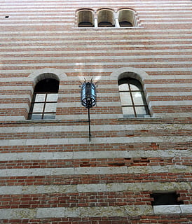 edifici, finestra, fanal, antic, verona, Itàlia, arquitectura, maó, exterior de l'edifici, paret de maó, vista d’angle baix, estructura construïda, paret, cap gent, dia, patró, funció de construcció de parets, a l'aire lliure, equips d’il·luminació, arc, vell, llum del carrer, naturalesa, marc complet, llum elèctrica, 4K, CC0, domini públic, lliure de regalies