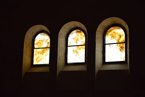 ventana, alabastro, Dom, el sol, adentro, oscuro, arco, nadie, arquitectura, estructura construida, naturaleza, luz del sol, material de vidrio, día, vista de ángulo bajo, antiguo, fondo negro, transparente, edificio, cielo, creencia, pared - característica de la construcción, marco de la ventana, 5K