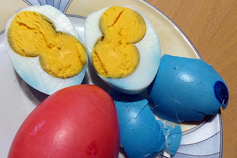 ovo, gema, em dobro, dois, ovos de pascoa, colorida, colori, Concha, Comida, saboroso, nutrição, azul, vermelho, produto de frango, comida e bebida, ainda vida, dentro de casa, ninguém, fechar-se, mesa, visão de alto ângulo, frescura, bem-estar, Alimentação saudável, fruta, multi colorido, amarelo, placa, indulgência, comida doce, diretamente acima, tentação, 2K, CC0, domínio público, royalty free