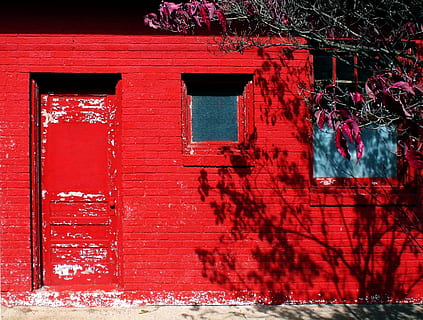 edificio, ladrillo, pared roja, albañilería, rojo, pared, exterior, puerta, ventanas, apartamento, casa, residencia, erosionado, pared de ladrillo, exterior del edificio, ventana, al aire libre, fotograma completo, día, nadie, estructura construida, arquitectura, pared - característica de la construcción, naturaleza, texto, vista de ángulo bajo, comunicación, escritura occidental, 2K, CC0, dominio público, libre de derechos