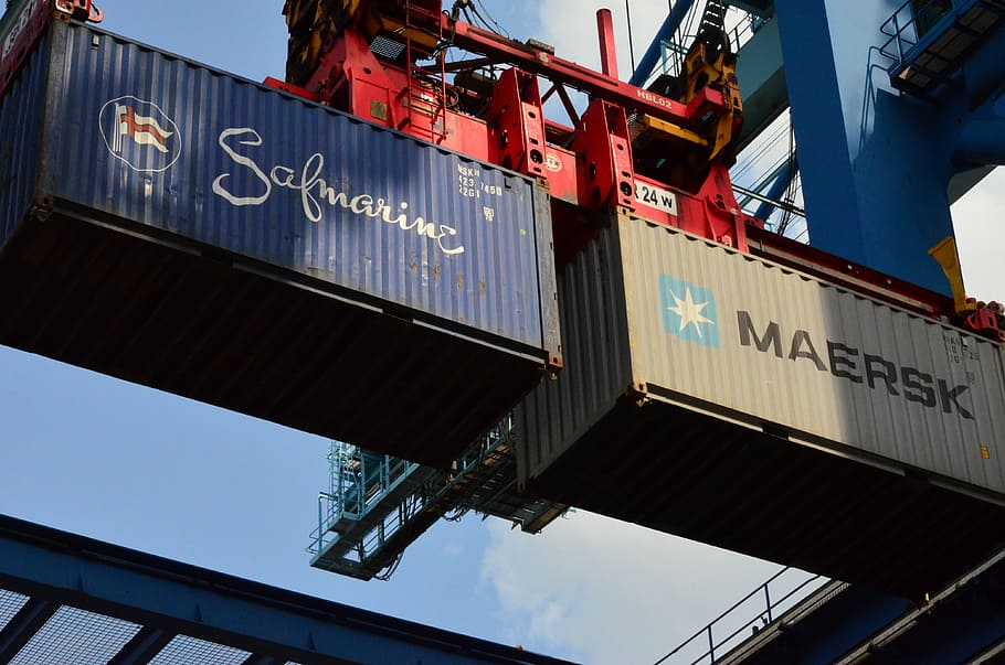 dos, gris, blau, intermodal, contenidors, contenidor, grua de contenidors, port, esparcidor, twinlift, terminal de contenidors, manipulació de contenidors, transport, transport de mercaderies, contenidor de càrrega, indústria, negocis, Enviament, mode de transport, arquitectura, text, comunicació, guió occidental, vista d’angle baix, estructura construïda, cap gent, dia, naturalesa, signe, a l'aire lliure, manera de transport, exterior de l'edifici, maquinària, metall, 4K