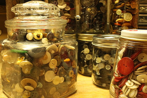 borcane, containere, afişa, display-uri, buton, butoane, sticlă, colorate, colorat, borcan, recipient, sticlă - material, grup mare de obiecte, în interior, nici o persoana, transparent, alimente, alegere, finanţa, abundenţă, Colectie, Afaceri, variație, natură moartă, monedă, mancare si bautura, credință, religie, bogatie, antic, 4K, CC0, domeniu public, fără drepturi de autor