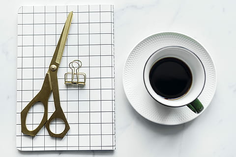 fladlejrfotografering, kop, kaffe, underkop, saks, minimal, notesbog, fladt læg, kaffe - drikke, direkte over, indendørs, kaffekop, studio skud, krus, papir, drikke, mad og drikke, sort kaffe, ingen mennesker, tæt på, forretning, udstyr, høj vinkel visning, bord, kontor, forfriskning, porcelæn, 1080P, CC0, offentligt domæne, royaltyfrie