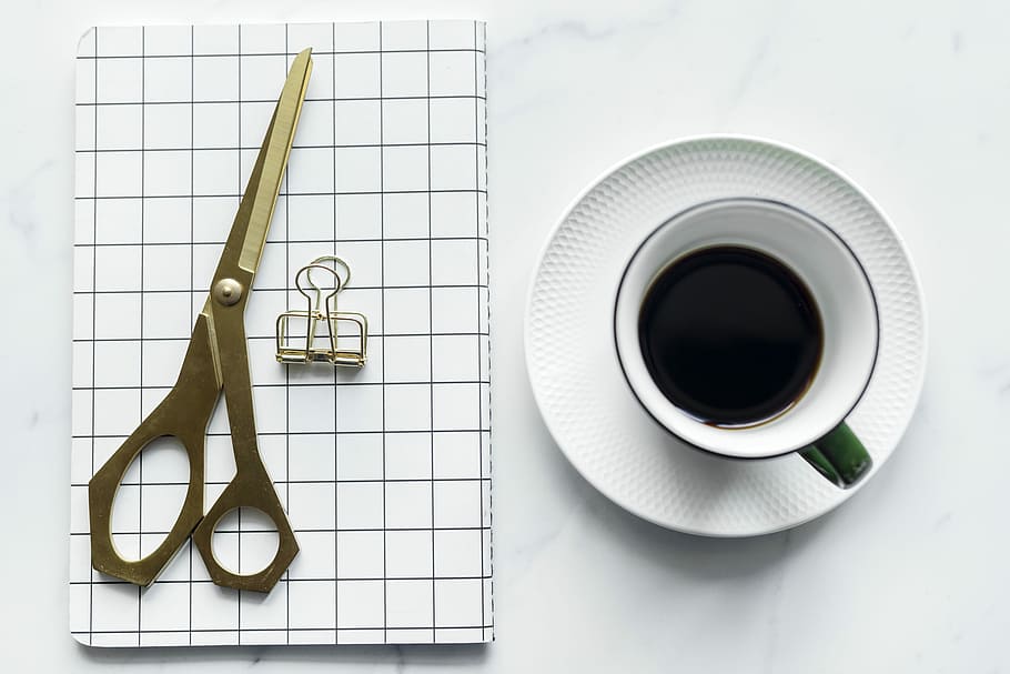 fladlejrfotografering, kop, kaffe, underkop, saks, minimal, notesbog, fladt læg, kaffe - drikke, direkte over, indendørs, kaffekop, studio skud, krus, papir, drikke, mad og drikke, sort kaffe, ingen mennesker, tæt på, forretning, udstyr, høj vinkel visning, bord, kontor, forfriskning, porcelæn, 1080P
