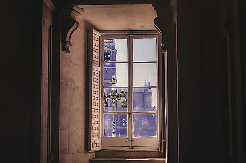 ventana abierta, bien, iluminado, edificio de la sala, ventana, arquitectura, dentro, oscuridad, linterna, material de vidrio, adentro, transparente, nadie, abierto, estructura construida, puerta, interior de la casa, edificio, Entrada, día, casa, cerrado, reflexión, cortina, pared - característica de la construcción, marco de la ventana, 2K, CC0, dominio público, libre de derechos