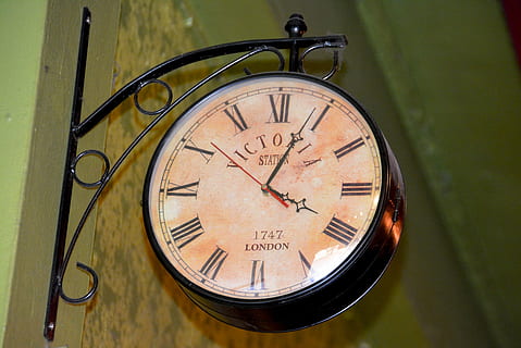 Uhr, Zeit, Stunde, Frist, sehen, Datum, Jahrgang, Zeit Uhr, Hände, Urlaub, Minute, zahlen, Vergangenheit, alt, retro, Antiquität, analog, schwarz, Schwarz-Weiß-Fotografie, klassisch, Fotografie, Ziffernblatt, altmodisch, Retro-Stil, Minutenzeiger, Nummer, keine Leute, Instrument der Zeit, Nahansicht, Geometrische Figur, Richtigkeit, gestalten, Kreis, römisch, Tag, Holz - Material, römische Ziffer, Uhrzeiger, draußen, Wanduhr, 5K, CC0, gemeinfrei, lizenzfrei