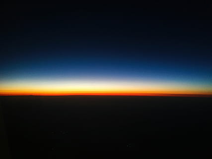 negre, taronja, fons de pantalla, posta de sol, avió, núvol, Sol ponent, tarda, cel, espai, nit, estrella - espai, fons, astronomia, escenics, infinit, naturalesa, horitzó, horitzó urbà, escenics - natura, blau, planeta - espai, medi ambient, cap gent, còpia espai, núvol - cel, horitzó sobre la terra, color negre, fosc, bellesa a la natura, resum, 2K, CC0, domini públic, lliure de regalies