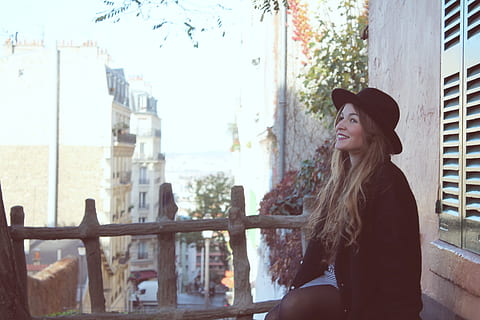 mujer, sentado, ventana, arquitectura, edificio, infraestructura, fuera de, de madera, cerca, gente, niña, solo, sonreír, una persona, gente real, adulto joven, estructura construida, actividad de ocio, mujer joven, estilos de vida, exterior del edificio, en pie, barandilla, día, sonriente, ropa casual, pelo, mirando, vista lateral, felicidad, peinado, al aire libre, mujer hermosa, contemplación, 4K, CC0, dominio público, libre de derechos