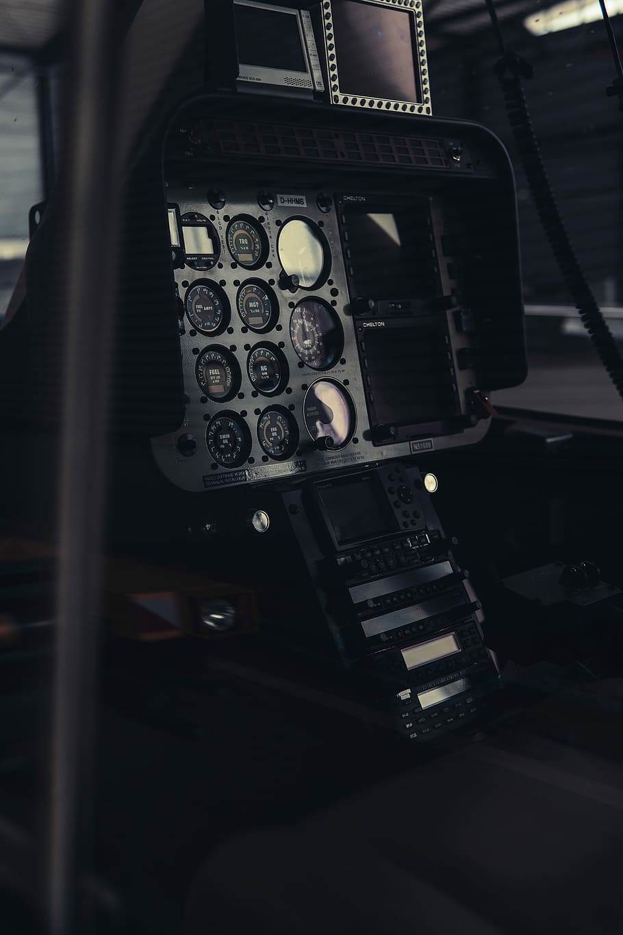 superficiale, fotografia a fuoco, nero, calibri, grigio, analogico, elettronico, macchina, cabina di pilotaggio, controlli, quadranti, pulsante, aereo, tecnologia, in casa, nessuno, avvicinamento, interno del veicolo, in stile retrò, messa a fuoco selettiva, cultura artistica e intrattenimento, numero, mezzi di trasporto, modo di trasporto, controllo, comunicazione, il passato, storia, auto, nostalgia, musica, concentrarsi sulle conoscenze acquisite, 5K