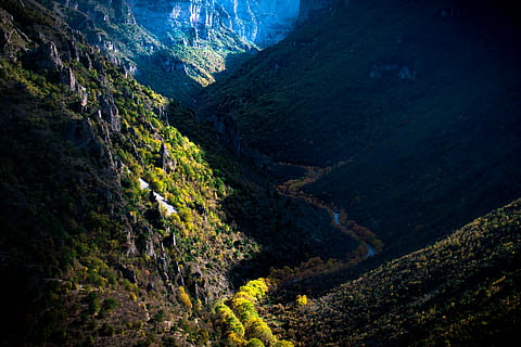 Vogel, Augenansicht, Waldberg, Foto, Grün, Wald, Tal, Fluss, Strom, Baum, Berg, Szenen - Natur, Schönheit in der Natur, Umgebung, Landschaft, Gebirge, keine Leute, Pflanze, Land, Natur, ruhige Szene, Nicht-städtische Szene, Ruhe, draußen, Tag, üppiges Laub, Reise, 5K, CC0, gemeinfrei, lizenzfrei