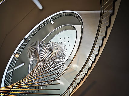 scala a spirale bianca, interior design, dentro, architettura, interno, prospettiva, scala, colpo basso angolo, ringhiera, gradualmente, spirale, scala a chiocciola, passaggi, in casa, cerchio, curva, moderno, gradini e scale, struttura costruita, nessuno, Inquadratura dal basso, metallo, modello, semicerchio, astratto, giorno, analizzare, cercare, guardare, città, direttamente sotto, acciaio, 4K, CC0, dominio pubblico, privo di copyright