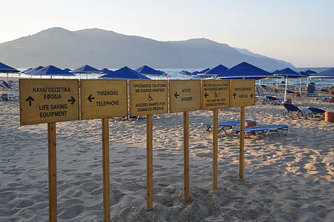 pantai, terus, liburan, komunikasi, air, tanah, tanda, gunung, teks, aksara barat, laut, pasir, alam, scenics - alam, keindahan di alam, langit, tidak ada orang, hari, informasi, ketenangan, pegunungan, di luar rumah, 5K, CC0, domain publik, bebas royalti