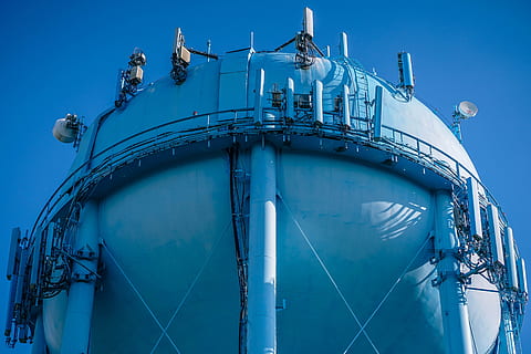 niedrig, Winkel Foto, Blau, Metallbehälter, Foto, grau, Metall, industriell, Maschine, blaues Wasser, Wasserturm, Lagertank, Industrie, Öl Industrie, Benzin, Raffinerie, Technologie, Petroleum, stehlen, Kraftstoff- und Stromerzeugung, Fabrik, keine Leute, Wasserfahrzeug, Transport, Schiff, Geschäft, Natur, Wasser, Industrieschiff, Güterverkehr, Versand, Himmel, Hafen, Ölraffinerie, industrielle Ausrüstung, Chemiefabrik, 5K, CC0, gemeinfrei, lizenzfrei