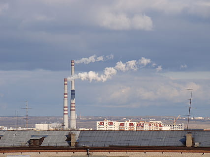 ciutat, cel, núvols, canonada, fum, sostre, boirina, arquitectura, indústria, estructura construïda, fàbrica, núvol - cel, exterior de l'edifici, pila de fums, naturalesa, aigua, dia, transport, fum - estructura física, a l'aire lliure, cap gent, generació de combustible i energia, negocis, maquinària, davant del mar, Pol · lució, 2K, CC0, domini públic, lliure de regalies