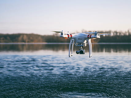 quadcopter putih, dengung, kamera, awan, langit, video, merekam, air, samudra, laut, sungai, danau, alam, helikopter, angkutan, hari, tidak ada orang, kendaraan udara, di luar rumah, penerbangan, industri dirgantara, teknologi, di udara, gerakan, teknologi nirkabel, futuristik, langit cerah, kamera - peralatan fotografi, melayang, pengawasan, konsep kakak laki-laki - orwellian, 4K