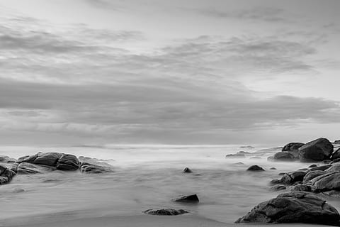 gråtonebillede, rock formation, omgivet, legeme, vand, kysten, gråtoner, Foto, klippe, Sky, ocean, strand, hav, natur, sort og hvid, rock-objekt, scenics, ingen mennesker, landskab, udendørs, kystlinje, sky - himmel, himmel, farvebillede, bølge, skønhed i naturen, marinemaleri, cloudscape, ro, rolig scene, scenics - natur, solid, dag, ikke-urbane scene, bevægelse, jord, lang eksponering, horisont over vand, 4K, CC0, offentligt domæne, royaltyfrie