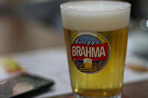 cervesa, brahma, refrescant, fred, hora feliç, alcohol, beure, refresc, menjar i beguda, a l'interior, text, primer pla, cap gent, guió occidental, centrar-se en primer pla, cervesa - alcohol, natura morta, copa, beguda espumosa, taula, comunicació, equipament per a la llar, vidre, got de cervesa, latte, 4K, CC0, domini públic, lliure de regalies