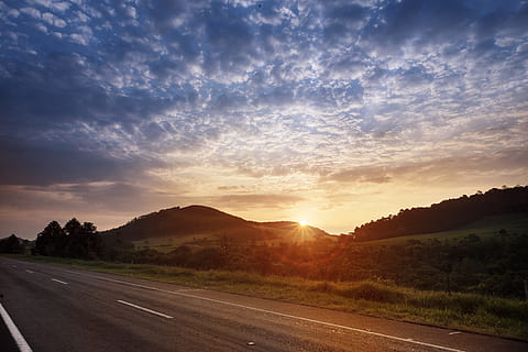 paesaggio, cielo, nube, ceu, arancia, natura, montagne, vento, strada, nuvola - cielo, mezzi di trasporto, tramonto, luce del sole, la tranquillità, sole, la strada davanti, montagna, ambiente, bellezza nella natura, nessuno, scena tranquilla, direzione, scenics - natura, pianta, albero, all'aperto, 5K, CC0, dominio pubblico, privo di copyright