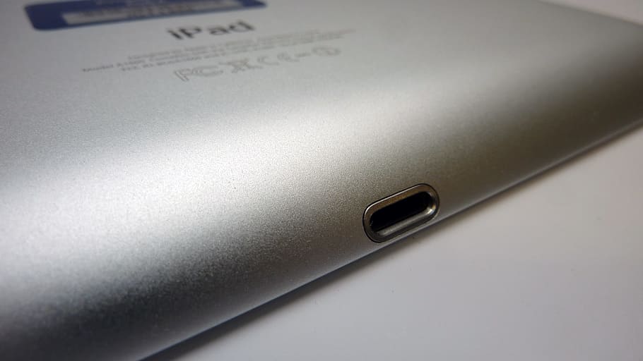 ipad, poma, plata, tauleta, tocar, invertir, esquena, forat, negocis, primer pla, tecnologia, automòbil, metall, tir de l'estudi, a l'interior, cotxe, cap gent, color plata, manera de transport, transport, equipament, control, nombre, tecnologia sense fils, indústria, enfocament selectiu, Finances, aliatge, polsador, 4K