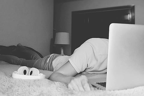 studie, internet, bärbar dator, säng, en person, ligger ner, inomhus, endast vuxna, en kvinna bara, heminredning, avslappning, möbel, inhemska rum, bekväm, livsstilar, soffa, vuxen, vilar, kroppsdel, vardagsrum, fritidsaktivitet, mänsklig kroppsdel, teknologi, mysigt, mänsklig fot, mänsklig lem, 2K