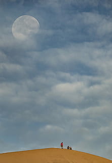 gente sul deserto, gruppo, persona, deserto, cielo, Luna, blu, nube, collina, nuvola - cielo, bellezza nella natura, persone reali, natura, scenics - natura, uomini, terra, persone, stili di vita, attività di svago, giorno, all'aperto, scena tranquilla, la tranquillità, Inquadratura dal basso, avventura, persone accessorie, paesaggio, 1080P, CC0, dominio pubblico, privo di copyright