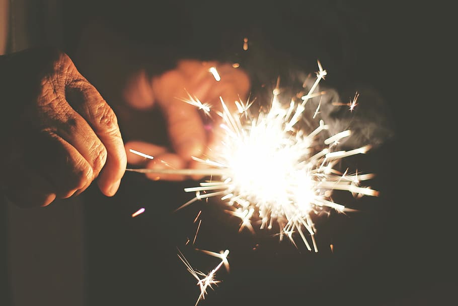 Person, halten, Feuerwerk, Funken, Wunderkerze, Feuer - natürliches Phänomen, menschliche Hand, Arbeiten, Flamme, Verbrennung, Männer, Hitze - Temperatur, Nacht-, explodiert, Bewegung, Langzeitbelichtung, menschliches Körperteil, eine Person, Hand, echte Menschen, glühend, Veranstaltung, beleuchtet, Bewegungsunschärfe, Feuer, Feier, Feuerwerk - künstliches Objekt, Finger, 4K
