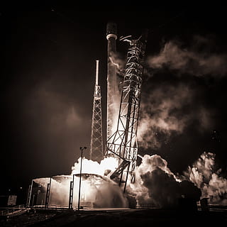 rachetă, zbor, SpaceX, industrie, poluare, tehnologie, fabrică, turn, combustibil și generarea de energie electrică, rafinărie, vedere unghiulară joasă, cer, nor - cer, arhitectură, fumul - structura fizică, metal, construită, natură, nici o persoana, exteriorul clădirii, noapte, stack de fum, în aer liber, poluarea aerului, înalt - înalt, 2K, CC0, domeniu public, fără drepturi de autor