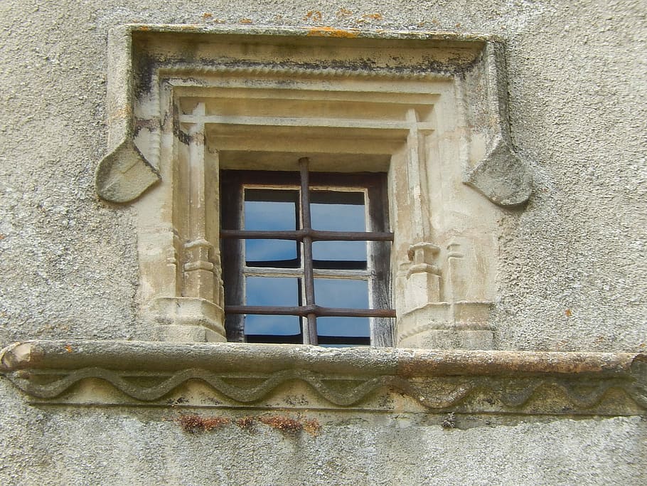 finestra, residència anterior, castell, poble, arquitectura, exterior de l'edifici, estructura construïda, història, dia, edifici, funció de construcció de parets, cap gent, vista d’angle baix, tancat, a l'aire lliure, vell, vidre - material, seguretat, barri residencial, paret, protecció, casa, marc de finestra, 1080P