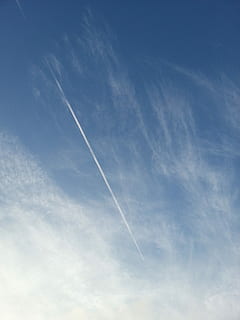 cel, núvols, dia, pista de vapor, contrail, blanc, blau, vista d’angle baix, núvol - cel, naturalesa, cap gent, bellesa a la natura, escenics - natura, tranquil·litat, escena tranquil·la, transport, a l'aire lliure, vehicle aeri, fons, manera de transport, moviment, avió, en moviment, 2K, CC0, domini públic, lliure de regalies